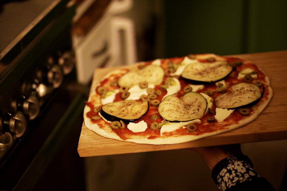 pizza med aubergine pesto och oliver