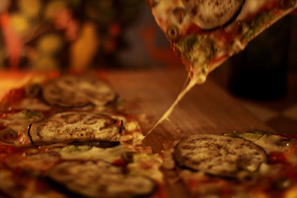 pizza med aubergine pesto och oliver